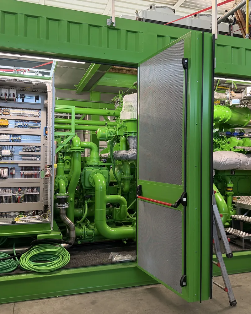 Container del cogeneratore aperto, con il quadro di bordo macchina e il motore a gas